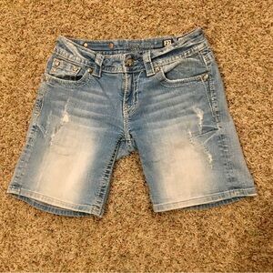 MISS ME WOMENS DISTRESSED DENIM JEAN SIGNATURE MID-SHORTS